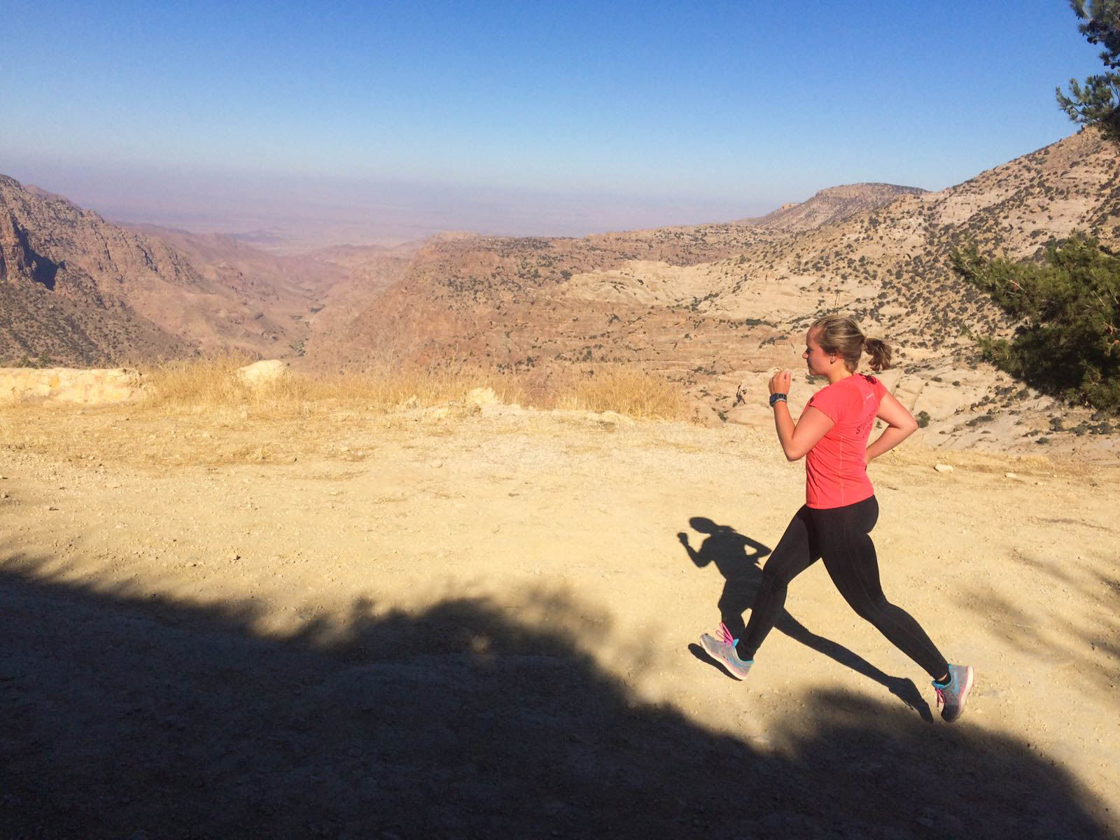 Hardlopen aan de rand van Wadi Dana