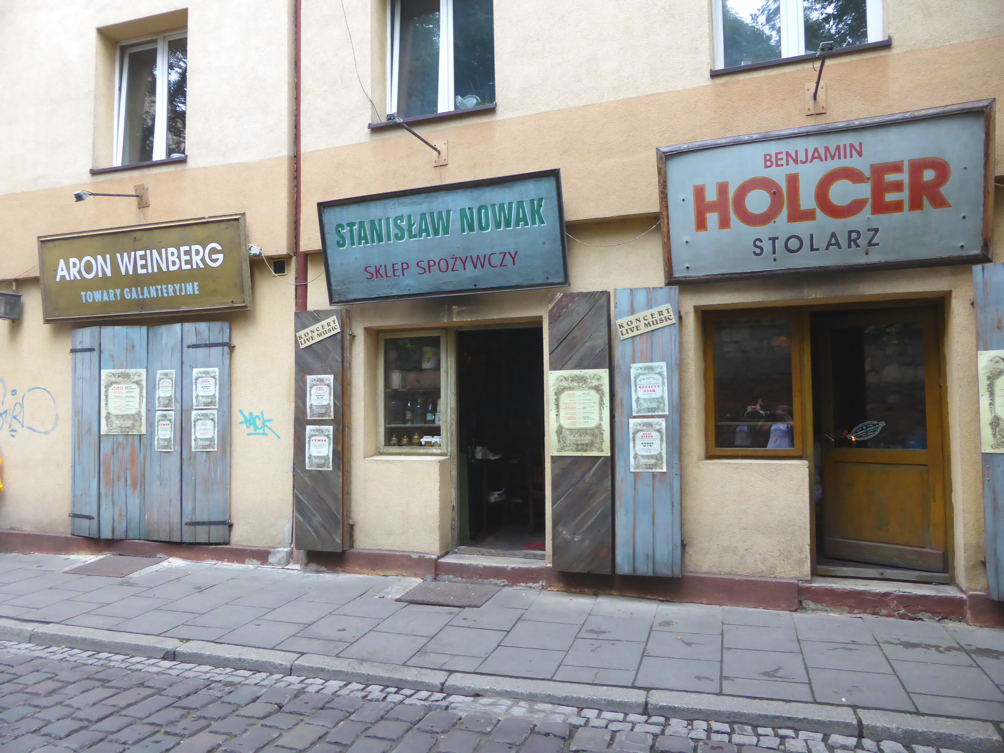 Hardlopen in Krakau, gevels met Joodse namen