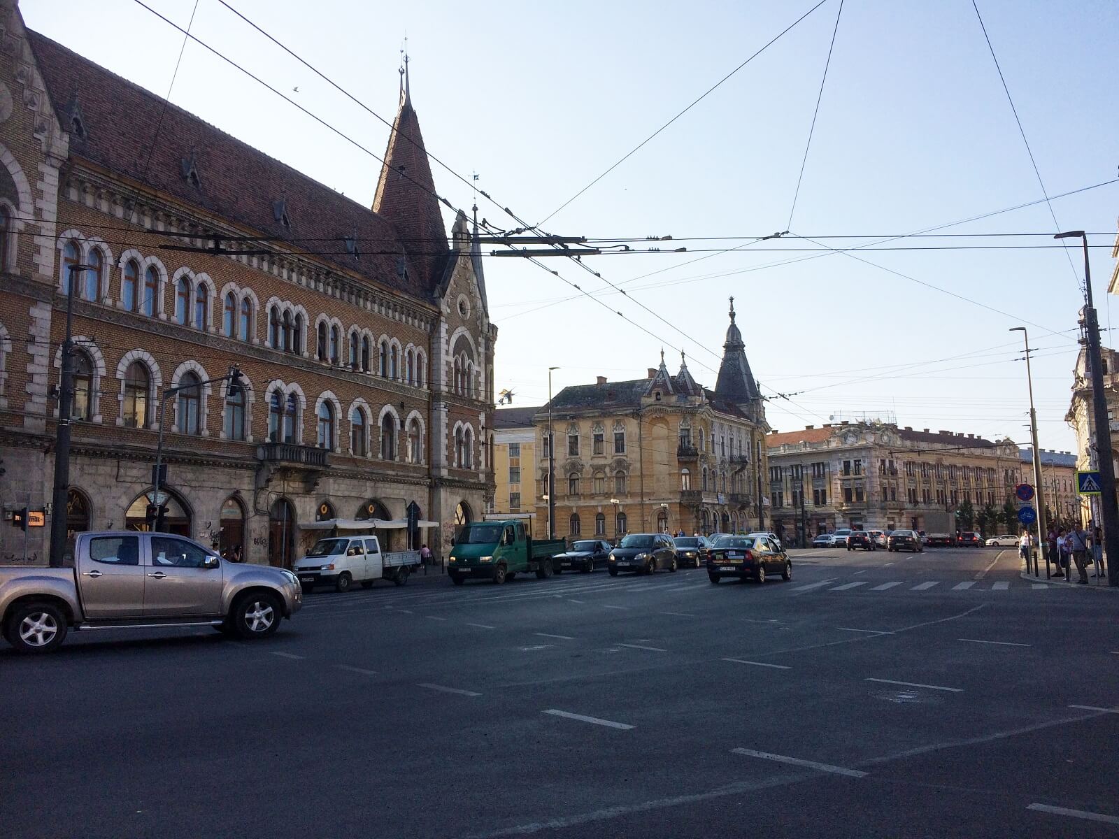 Cluj, verkeer onder een dak van draden