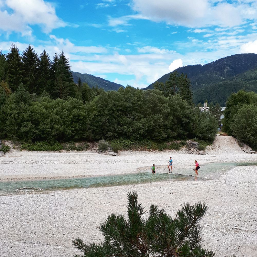 Hardlopen in Slovenië-kindjes in de rivier