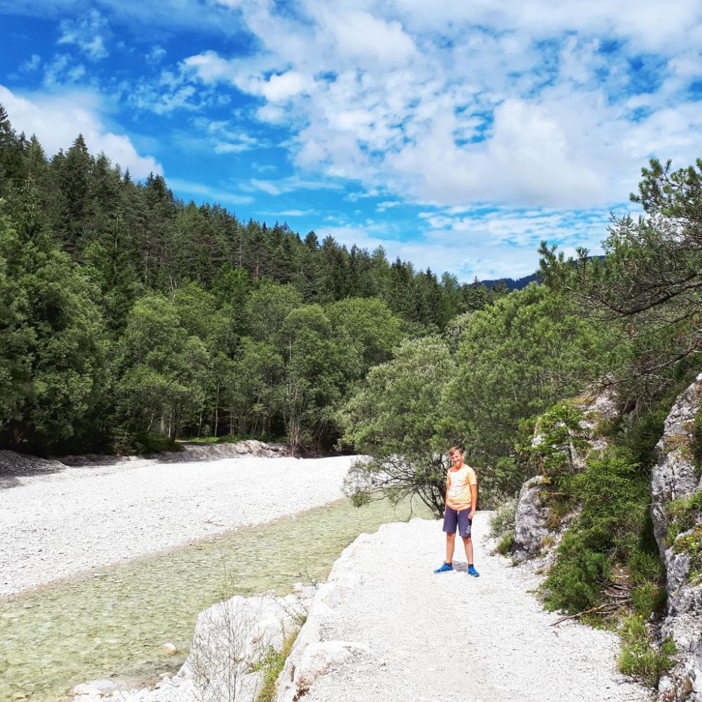 Hardlopen in Slovenië-witte stenen van de rivier