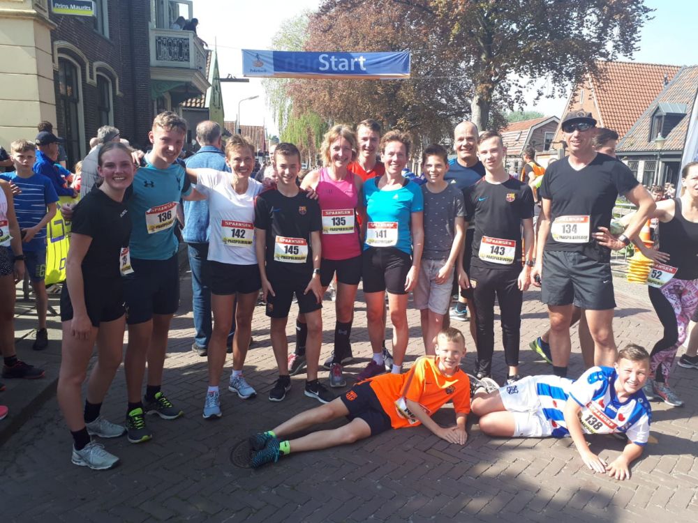 Paaspolderloop - familie bij de finish