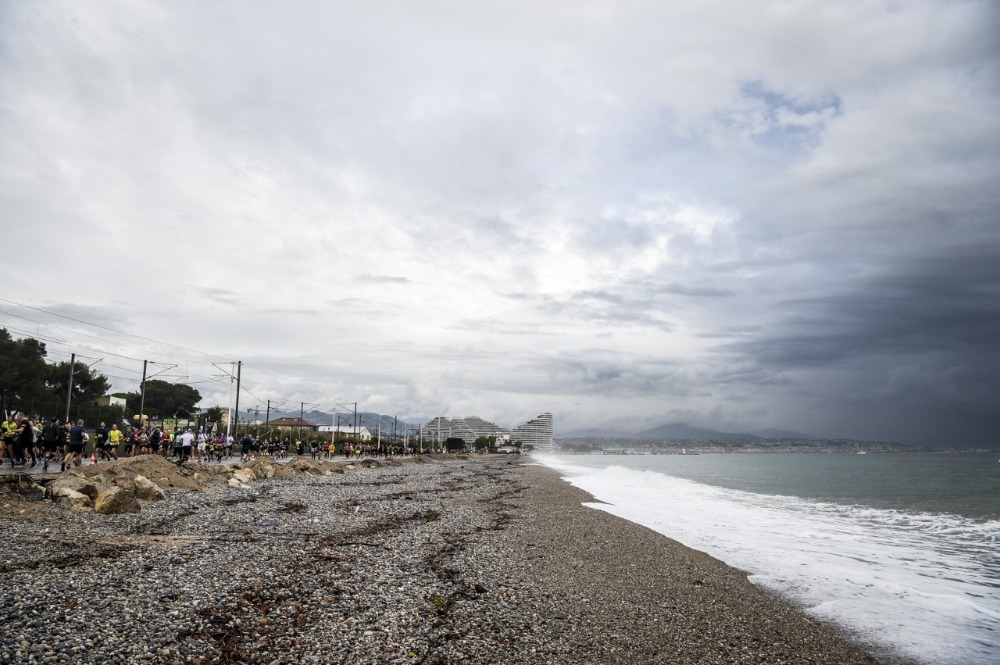Marathon des Alpes Maritimes - ruige zee